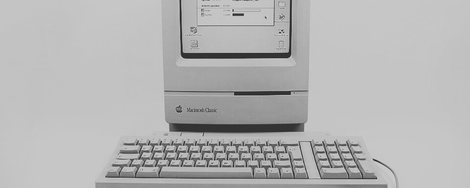 A vintage Macintosh Classic showing the German Finder About window